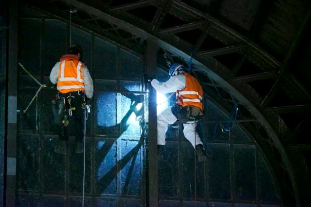 CNTV ROOF CLEANING Industrial climbers Window cleaners hang 25 meters high on the glass facade under the roof of Hamburg Central Station on 20 06 2026 in Hamburg During the night, workers cleaned and inspected parts of the side windows of the 150 meter long and 114 meter wide