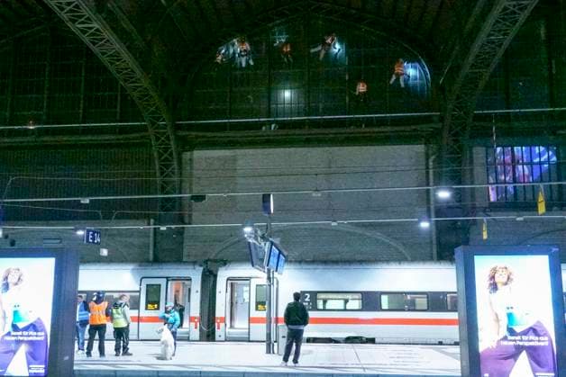 CNTV ROOF CLEANING Industrial climbers Window cleaners hang 25 meters high on the glass facade under the roof of Hamburg Central Station on 20 06 2026 in Hamburg During the night, workers cleaned and inspected parts of the side windows of the 150 meter long and 114 meter wide