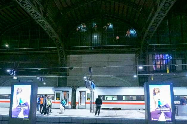CNTV ROOF CLEANING Industrial climbers Window cleaners hang 25 meters high on the glass facade under the roof of Hamburg Central Station on 20 06 2026 in Hamburg During the night, workers cleaned and inspected parts of the side windows of the 150 meter long and 114 meter wide