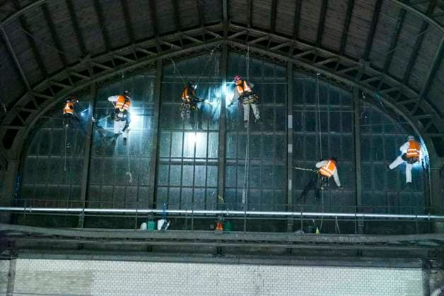 CNTV ROOF CLEANING Industrial climbers Window cleaners hang 25 meters high on the glass facade under the roof of Hamburg Central Station on 20 06 2026 in Hamburg During the night, workers cleaned and inspected parts of the side windows of the 150 meter long and 114 meter wide