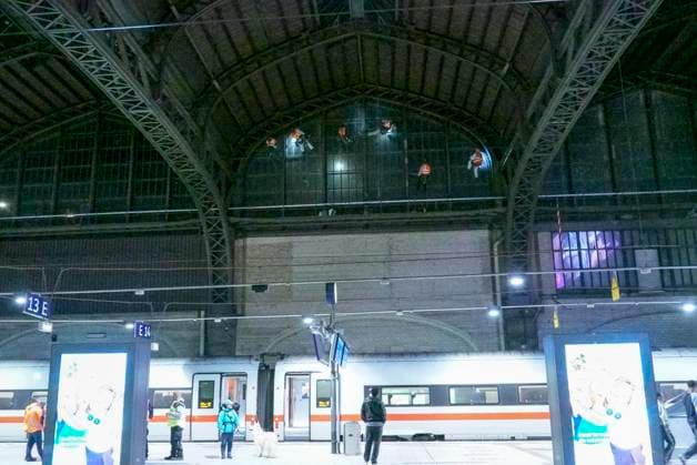 CNTV ROOF CLEANING Industrial climbers Window cleaners hang 25 meters high on the glass facade under the roof of Hamburg Central Station on 20 06 2026 in Hamburg During the night, workers cleaned and inspected parts of the side windows of the 150 meter long and 114 meter wide