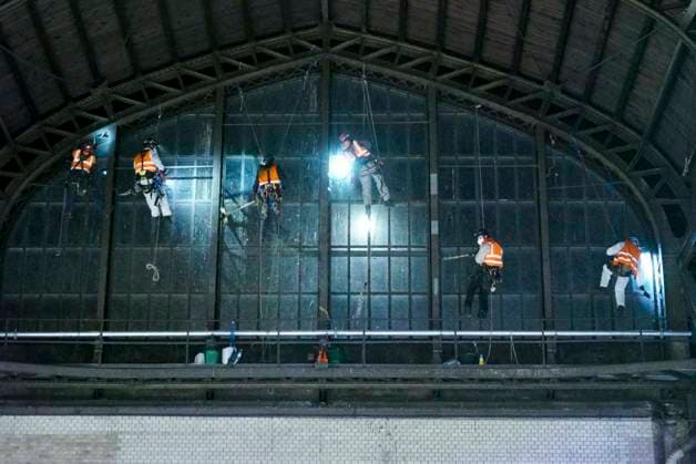 CNTV ROOF CLEANING Industrial climbers Window cleaners hang 25 meters high on the glass facade under the roof of Hamburg Central Station on 20 06 2026 in Hamburg During the night, workers cleaned and inspected parts of the side windows of the 150 meter long and 114 meter wide