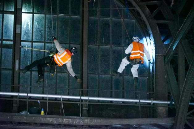CNTV ROOF CLEANING Industrial climbers Window cleaners hang 25 meters high on the glass facade under the roof of Hamburg Central Station on 20 06 2026 in Hamburg During the night, workers cleaned and inspected parts of the side windows of the 150 meter long and 114 meter wide