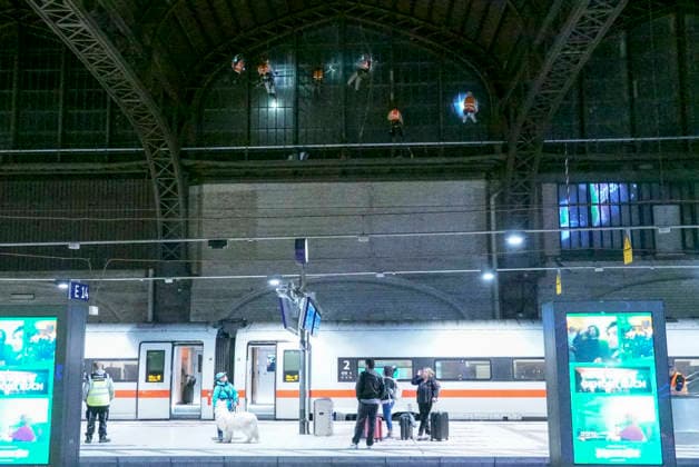 CNTV ROOF CLEANING Industrial climbers Window cleaners hang 25 meters high on the glass facade under the roof of Hamburg Central Station on 20 06 2026 in Hamburg During the night, workers cleaned and inspected parts of the side windows of the 150 meter long and 114 meter wide