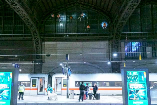 CNTV ROOF CLEANING Industrial climbers Window cleaners hang 25 meters high on the glass facade under the roof of Hamburg Central Station on 20 06 2026 in Hamburg During the night, workers cleaned and inspected parts of the side windows of the 150 meter long and 114 meter wide