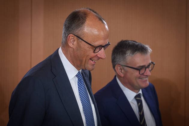 Berlin, Cabinet meeting of the Federal Government Cabinet meeting of the Federal Government on 20 05 2026 at the Federal Chancellery in Berlin In the picture Federal Chancellor Friedrich Merz CDU and Stefan Kornelius Government Spokesman Berlin Federal Chancellery Berlin Germany