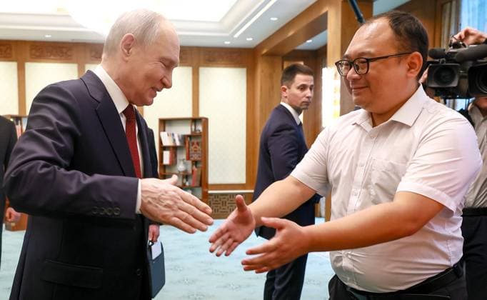 China Russia 9169550 20.05.2026 Russian President Vladimir Putin meets with Chinese engineer Peng Pai, who was photographed with him as a child 25 years ago during his first visit to China, at the Great Hall of the People in Beijing, China. Vladimir Smirnov Sputnik Beijing China  Copyright: xVladimirxSmirnovx