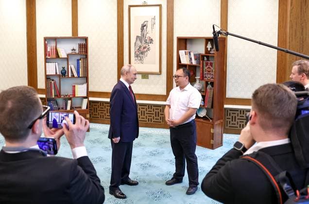 China Russia 9169560 20.05.2026 Russian President Vladimir Putin meets with Chinese engineer Peng Pai, who was photographed with him as a child 25 years ago during his first visit to China, at the Great Hall of the People in Beijing, China. Alexander Kazakov Sputnik Beijing China  Copyright: xAlexanderxKazakovx