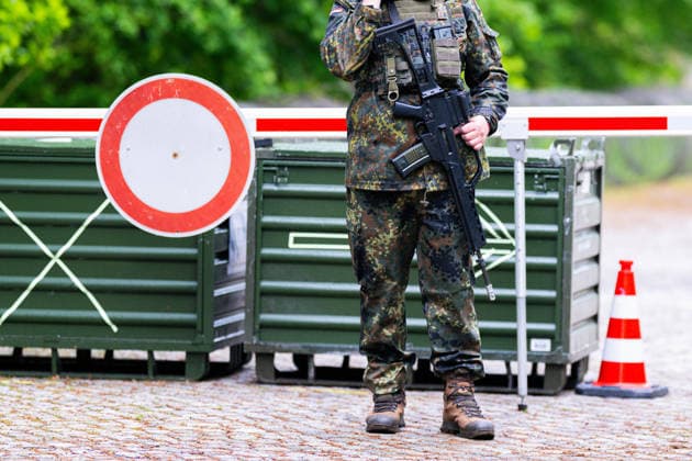 20 05 2026 First major exercise of the Home Guard Division Home guards secure the unloading of tracked vehicles of Panzergrenadierbrigade 37 at the military training area in Bergen, Lower Saxony ,