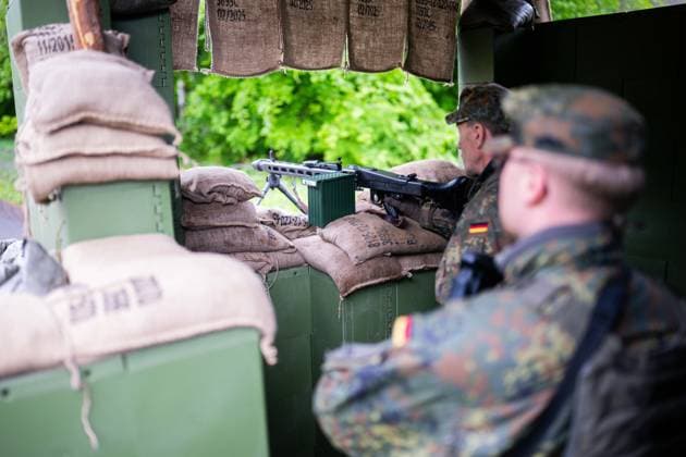 20 05 2026 First major exercise of the Home Guard Division Home guards secure the unloading of tracked vehicles of Panzergrenadierbrigade 37 at the military training area in Bergen, Lower Saxony ,