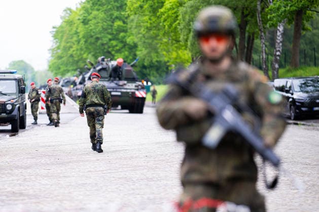 20 05 2026 First major exercise of the Home Guard Division Home guards secure the unloading of tracked vehicles of Panzergrenadierbrigade 37 at the military training area in Bergen, Lower Saxony ,