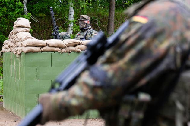 20 05 2026 First major exercise of the Home Guard Division Home guards secure the unloading of tracked vehicles of Panzergrenadierbrigade 37 at the military training area in Bergen, Lower Saxony ,