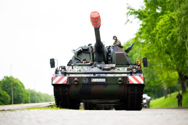 20 05 2026 First major exercise of the Home Guard Division Home guards secure the rail unloading of tracked vehicles of the Panzergrenadierbrigade 37 at the military training area in Bergen Lower Saxony , Bergen Lower Saxony Germany military training area