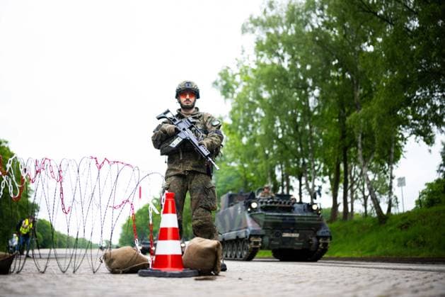 20 05 2026 First major exercise of the Home Guard Division Home guards secure the unloading of tracked vehicles of Panzergrenadierbrigade 37 at the military training area in Bergen, Lower Saxony ,