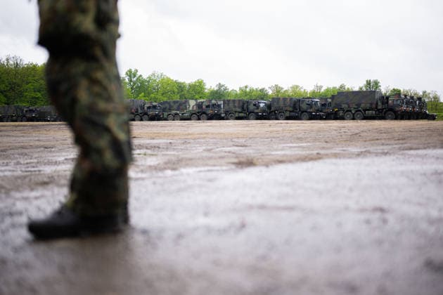 20 05 2026 First major exercise of the Home Guard Division Home guards secure the unloading of tracked vehicles of Panzergrenadierbrigade 37 at the military training area in Bergen, Lower Saxony ,