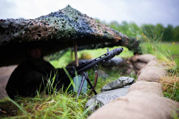 20 05 2026 First major exercise of the Home Guard Division Home guards secure the unloading of tracked vehicles of Panzergrenadierbrigade 37 at the military training area in Bergen, Lower Saxony ,