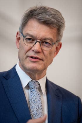 Statement on the reform of driving school training Patrick Schnieder, Federal Minister of Transport at the press conference on the topic Statement on the reform of driving school training following approval by the Federal Cabinet, Berlin , 20 05 2026 Berlin Berlin Germany