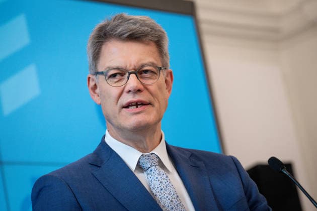 Statement on the reform of driving school training Patrick Schnieder, Federal Minister of Transport at the press conference on the topic Statement on the reform of driving school training following approval by the Federal Cabinet, Berlin , 20 05 2026 Berlin Berlin Germany