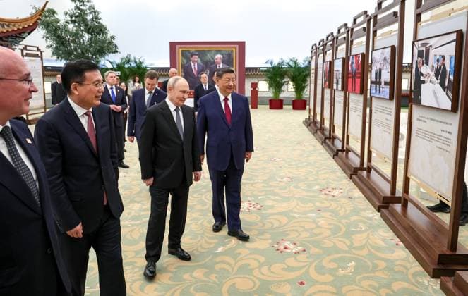 China Russia 9169887 20.05.2026 Russian President Vladimir Putin and Chinese President Xi Jinping tour a photo exhibition by the TASS and Xinhua news agencies at the Great Hall of the People in Beijing, China. Alexander Kazakov Sputnik Beijing China  Copyright: xAlexanderxKazakovx