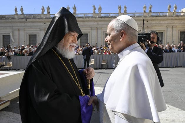 Pope Leo XIV Leads The General Audience - Vaican Pope Leo XIV and His Holiness Aram I, Catholicos of the Armenian Apostolic Church, See of Cilicia, attend the weekly general audience in Saint Peter’s square, Vatican on May 20, 2026. Pope Leo XIV thanked Catholicos Aram I for his ‘constant personal commitment to ecumenism,’ especially through the theological dialogue taking place between the Catholic Church and the Oriental Orthodox Churches. It is the first official visit of the Catholicos to Pope Leo. The jurisdiction of the Catholicosate of Cilicia covers Lebanon, Syria, Cyprus, Kuwait, United Arab Emirates, the Gulf region, Iran, Greece and the Americas. Photo by (EV) Simone Risoluti Vatican Media ABACAPRESS.COM Rome Vatican (or Holy S Copyright: xABACAx