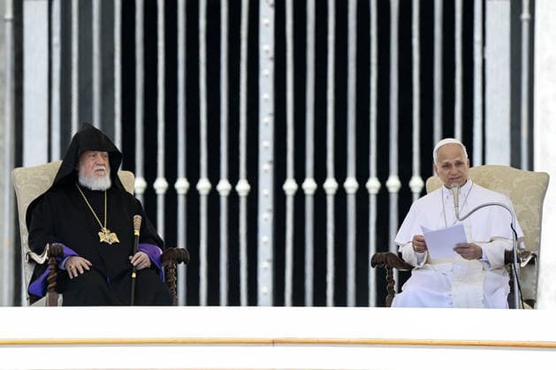 Pope Leo XIV Leads The General Audience - Vaican Pope Leo XIV and His Holiness Aram I, Catholicos of the Armenian Apostolic Church, See of Cilicia, attend the weekly general audience in Saint Peter’s square, Vatican on May 20, 2026. Pope Leo XIV thanked Catholicos Aram I for his ‘constant personal commitment to ecumenism,’ especially through the theological dialogue taking place between the Catholic Church and the Oriental Orthodox Churches. It is the first official visit of the Catholicos to Pope Leo. The jurisdiction of the Catholicosate of Cilicia covers Lebanon, Syria, Cyprus, Kuwait, United Arab Emirates, the Gulf region, Iran, Greece and the Americas. Photo by (EV) Matteo Pernaselci Vatican Media ABACAPRESS.COM Rome Vatican (or Holy Copyright: xABACAx