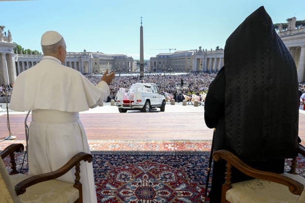 Pope Leo XIV Leads The General Audience - Vaican Pope Leo XIV and His Holiness Aram I, Catholicos of the Armenian Apostolic Church, See of Cilicia, attend the weekly general audience in Saint Peter’s square, Vatican on May 20, 2026. Pope Leo XIV thanked Catholicos Aram I for his ‘constant personal commitment to ecumenism,’ especially through the theological dialogue taking place between the Catholic Church and the Oriental Orthodox Churches. It is the first official visit of the Catholicos to Pope Leo. The jurisdiction of the Catholicosate of Cilicia covers Lebanon, Syria, Cyprus, Kuwait, United Arab Emirates, the Gulf region, Iran, Greece and the Americas. Photo by (EV) Simone Risoluti Vatican Media ABACAPRESS.COM Rome Vatican (or Holy S Copyright: xABACAx