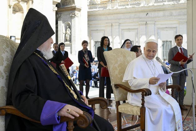 Pope Leo XIV Leads The General Audience - Vaican Pope Leo XIV and His Holiness Aram I, Catholicos of the Armenian Apostolic Church, See of Cilicia, attend the weekly general audience in Saint Peter’s square, Vatican on May 20, 2026. Pope Leo XIV thanked Catholicos Aram I for his ‘constant personal commitment to ecumenism,’ especially through the theological dialogue taking place between the Catholic Church and the Oriental Orthodox Churches. It is the first official visit of the Catholicos to Pope Leo. The jurisdiction of the Catholicosate of Cilicia covers Lebanon, Syria, Cyprus, Kuwait, United Arab Emirates, the Gulf region, Iran, Greece and the Americas. Photo by (EV) Simone Risoluti Vatican Media ABACAPRESS.COM Rome Vatican (or Holy S Copyright: xABACAx