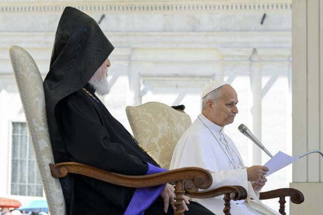 Pope Leo XIV Leads The General Audience - Vaican Pope Leo XIV and His Holiness Aram I, Catholicos of the Armenian Apostolic Church, See of Cilicia, attend the weekly general audience in Saint Peter’s square, Vatican on May 20, 2026. Pope Leo XIV thanked Catholicos Aram I for his ‘constant personal commitment to ecumenism,’ especially through the theological dialogue taking place between the Catholic Church and the Oriental Orthodox Churches. It is the first official visit of the Catholicos to Pope Leo. The jurisdiction of the Catholicosate of Cilicia covers Lebanon, Syria, Cyprus, Kuwait, United Arab Emirates, the Gulf region, Iran, Greece and the Americas. Photo by (EV) Simone Risoluti Vatican Media ABACAPRESS.COM Rome Vatican (or Holy S Copyright: xABACAx