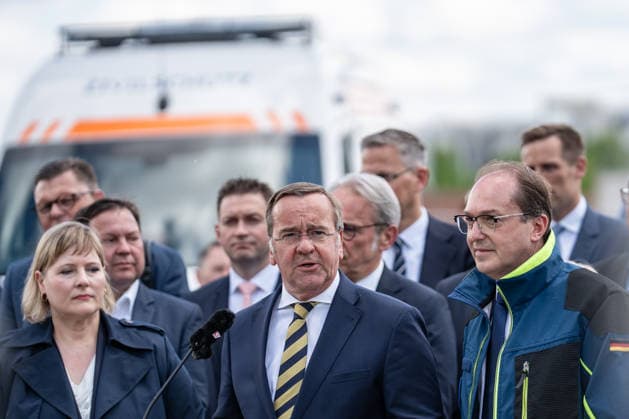 Federal Interior Minister Alexander Dobrindt in civil defense jacket and Defense Minister Boris Pistorius in front of Berlin Central Station Presentation of the Civil Protection Pact by Federal Interior Minister and Defense Minister with handover of 13 emergency vehicles to civil defense, Berlin Berlin Germany Central Station, Washingtonplatz