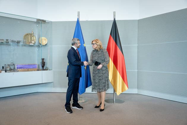 Julia Klöckner, Sheikh Abdullah bin Zayed Al Nahyan Berlin, President of the Bundestag, Julia Klöckner, Foreign Minister UAE, Sheikh Abdullah bin Zayed Al Nahyan, Reichstag Building Berlin Berlin GER