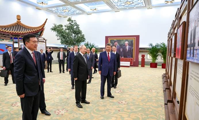 China Russia 9170026 20.05.2026 Russian President Vladimir Putin and Chinese President Xi Jinping tour a photo exhibition by the TASS and Xinhua news agencies at the Great Hall of the People in Beijing, China. Alexander Kazakov Sputnik Beijing China  Copyright: xAlexanderxKazakovx