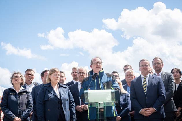 Federal Interior Minister Alexander Dobrindt in civil defense jacket and Defense Minister Boris Pistorius in front of Berlin Central Station Presentation of the Civil Protection Pact by Federal Interior Minister and Defense Minister with handover of 13 emergency vehicles to the Civil Defense, Berlin Berlin Germany Central Station, Washingtonplatz