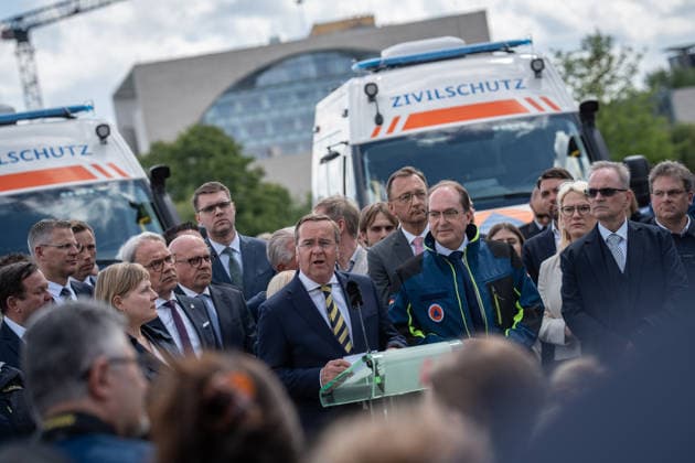 Federal Interior Minister Alexander Dobrindt in civil defense jacket and Defense Minister Boris Pistorius in front of Berlin Central Station Presentation of the Civil Protection Pact by Federal Interior Minister and Defense Minister with handover of 13 emergency vehicles to civil defense, Berlin Berlin Germany Central Station, Washingtonplatz