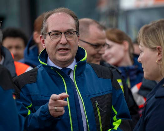 Federal Minister of the Interior Alexander Dobrindt presents pact for population protection and hands over 13 emergency vehicles for civil defense at Washingtonplatz in Berlin, 20 05 2026 Berlin Germany Copyright: xYonaxElsnerx