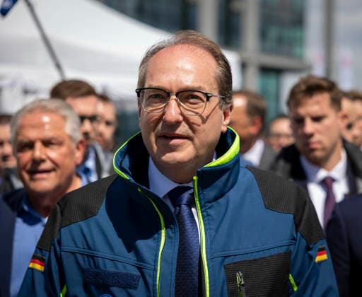 Federal Minister of the Interior Alexander Dobrindt presents pact for population protection and hands over 13 emergency vehicles for civil defense at Washingtonplatz in Berlin, 20 05 2026 Berlin Germany Copyright: xYonaxElsnerx