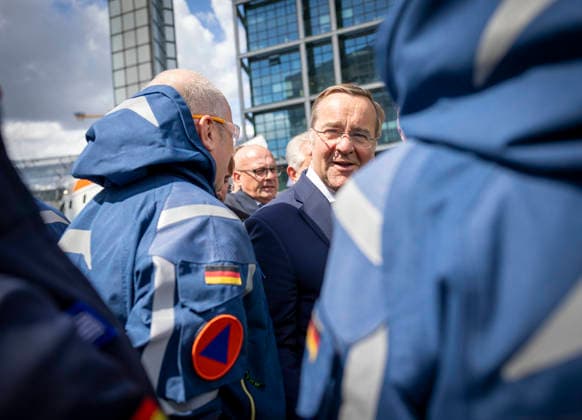 Federal Minister of the Interior Alexander Dobrindt presents pact for population protection and hands over 13 emergency vehicles for civil defense at Washingtonplatz in Berlin, 20 05 2026 Berlin Germany Copyright: xYonaxElsnerx