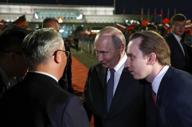 CHINA, BEIJING - MAY 20, 2026: Russia s President Vladimir Putin (C) is seen at Beijing Capital International Airport (Shoudu) during a ceremony marking his departure. Putin s official visit marks 25 years since the 2001 Treaty of Good Neighbourliness and Friendly Cooperation between Russia and China Beijing China  - ZUMAt113 20260520_zaa_t113_699 Copyright: xAlexanderxKazakovx