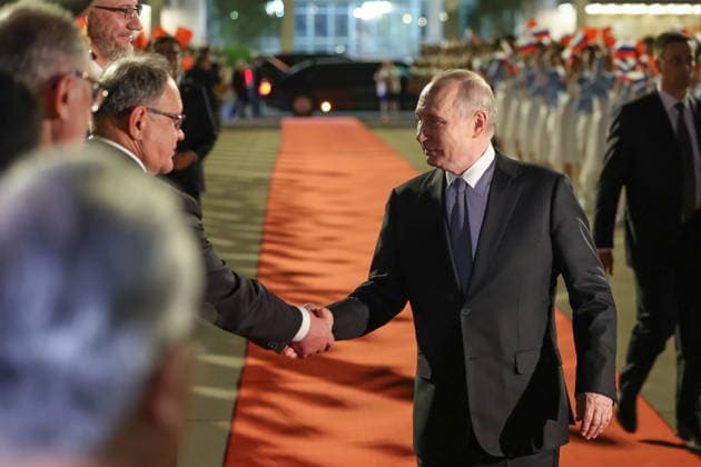 CHINA, BEIJING - MAY 20, 2026: Russia s President Vladimir Putin (R front) is seen at Beijing Capital International Airport (Shoudu) during a ceremony marking his departure. Putin s official visit marks 25 years since the 2001 Treaty of Good Neighbourliness and Friendly Cooperation between Russia and China Beijing China  - ZUMAt113 20260520_zaa_t113_696 Copyright: xAlexanderxKazakovx