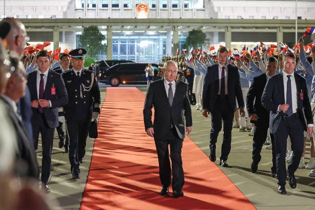 CHINA, BEIJING - MAY 20, 2026: Russia s President Vladimir Putin (C) is seen at Beijing Capital International Airport (Shoudu) during a ceremony marking his departure. Putin s official visit marks 25 years since the 2001 Treaty of Good Neighbourliness and Friendly Cooperation between Russia and China Beijing China  - ZUMAt113 20260520_zaa_t113_697 Copyright: xAlexanderxKazakovx