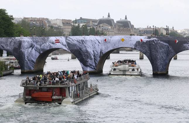 La Caverne du Pont Neuf by JR PHOTOPQR LE PARISIEN Delphine Goldsztejn Staff Paris 20 05 2026 La Caverne du Pont Neuf, a monumental ephemeral work of art by JR, will be on view from June 6 to 28, 2026 The work will pay tribute to The Pont Neuf Wrapped by Christo and Jeanne Claude, which celebrated its 40th anniversary in 2025 This will be a time-limited opportunity for Parisians and visitors alike to discover an ephemeral reinterpretation of the citys oldest bridge Paris 1er Le 20 05 2026 Photo Delphine Goldsztejn Paris, May 20, 2026 The Caverne du Pont Neuf, a monumental ephemeral artwork by JR, will be on display from June 6 to 28, 2026 The work will pay homage to The Pont Neuf Wrapped by Christo and Jeanne Claude, which celebrates its 4  Copyright: xPHOTOPQR LExPARISIEN MAXPPPxLP DelphinexGoldsztejnx(Staff)x 20260520LPA7466 20260520LPA7466