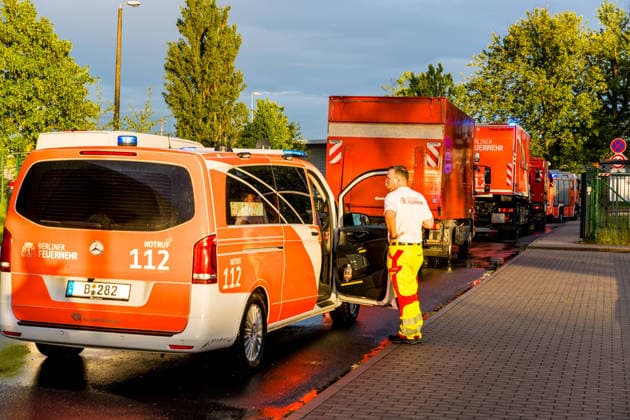 Family of Ebola-infected US doctor arrives in Berlin today with special aircraft LiveU on site Fire brigade and special equipment for intensive care transport On tape 7aIMG 0558832 xBrandenburg, Copyright: 7aktuell.dex xTheoxN.x&xLucaxW. 0558832 20260520_7a_EBOLABERLINFAMILIE_558832