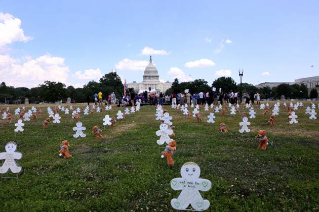 May 20, 2026, Washington, District Of Columbia, USA: An installation of 620 teddy bears and stuffed animals to represent the over 6,200 children arrested by ICE and denied a childhood since the start of the Trump Administration is seen near the US Capitol in Washington, DC, USA, on May 20, 2026. Activists attended a Vigil outside the US Capitol calling for an end to child and family detention by ICE, hosted by the Read Them Home Initiative and Free Families Coalition. Washington USA  - ZUMAs337 20260520_znp_s337_008 Copyright: xGentxShkullakux