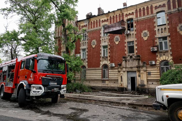 Russian drone attack on Odesa leaves people injured A fire truck stands near a building damaged in a Russian drone attack in Odesa, Ukraine, on May 18, 2026. As a result of a massive overnight attack by Russian strike drones, several residential buildings in the Prymorskyi and Kyivskyi districts sustained significant damage. Roofs of three-storey buildings were destroyed, while a one-storey house was ruined in another area. Buildings of a city lyceum and a kindergarten were also damaged. Two people, an 11-year-old boy and a 59-year-old man, were injured, Credit:Nina Liashonok Ukrinform Avalon Ukraine, Odesa  Copyright: xNinaxLiashonokx xUkrinformx xAvalonx 1102301702