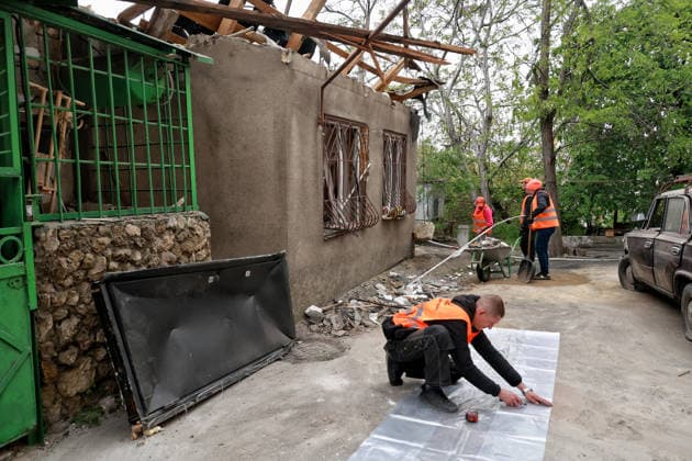 Russian drone attack on Odesa leaves people injured Municipal workers deal with the aftermath of a Russian drone attack in Odesa, Ukraine, on May 18, 2026. As a result of a massive overnight attack by Russian strike drones, several residential buildings in the Prymorskyi and Kyivskyi districts sustained significant damage. Roofs of three-storey buildings were destroyed, while a one-storey house was ruined in another area. Buildings of a city lyceum and a kindergarten were also damaged. Two people, an 11-year-old boy and a 59-year-old man, were injured, Credit:Nina Liashonok Ukrinform Avalon Ukraine, Odesa  Copyright: xNinaxLiashonokx xUkrinformx xAvalonx 1102301901