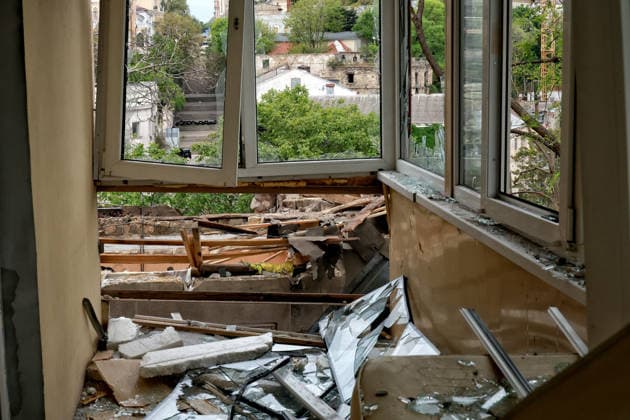 Russian drone attack on Odesa leaves people injured A balcony damaged in a Russian drone attack in Odesa, Ukraine, on May 18, 2026. As a result of a massive overnight attack by Russian strike drones, several residential buildings in the Prymorskyi and Kyivskyi districts sustained significant damage. Roofs of three-storey buildings were destroyed, while a one-storey house was ruined in another area. Buildings of a city lyceum and a kindergarten were also damaged. Two people, an 11-year-old boy and a 59-year-old man, were injured, Credit:Nina Liashonok Ukrinform Avalon Ukraine, Odesa  Copyright: xNinaxLiashonokx xUkrinformx xAvalonx 1102302280