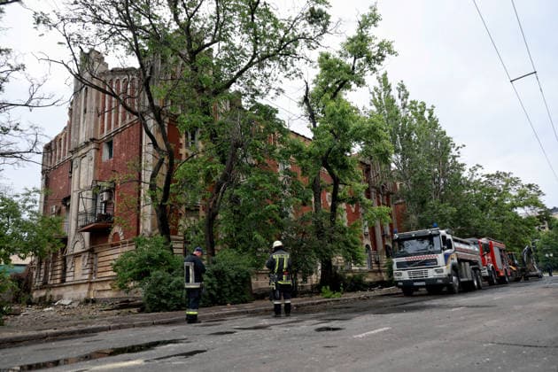 Russian drone attack on Odesa leaves people injured A building damaged in a drone strike is seen in Odesa, Ukraine, on May 18, 2026. Several residential buildings in the Prymorskyi and Kyivskyi districts sustain significant damage. Roofs of three-storey buildings are destroyed, while a one-storey house is ruined in another area. Buildings of a city lyceum and a kindergarten are also damaged. Two people, an 11-year-old boy and a 59-year-old man, are injured. Odesa Ukraine  Copyright: xNinaxLiashonokx originalFilename: ukrinform-russiand260521_npIsi