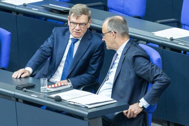 80 Session of the German Bundestag on 21 05 2026 in the plenary chamber of the Reichstag building in Berlin Johann Wadephul Foreign Minister Federal Minister of Foreign Affairs , left Friedrich Merz Federal Chancellor , right xJRx