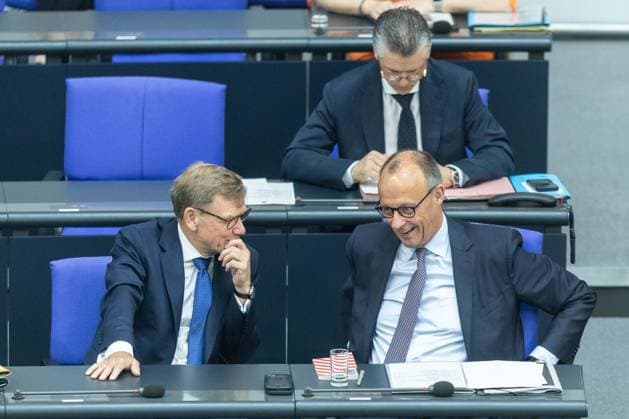 80 Session of the German Bundestag on 21 05 2026 in the plenary chamber of the Reichstag building in Berlin Johann Wadephul Foreign Minister Federal Minister of Foreign Affairs , left Friedrich Merz Federal Chancellor , right xJRx