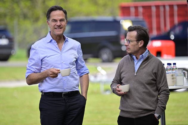 REVINGE, SWEDEN 20260521 Prime Minister Ulf Kristersson and NATO Secretary General Mark Rutte drinking coffee during visiting the Swedish Civil Defence Agency in Revinge on Thursday, where they participated in various exercises where military and civil defence work together after bomb and missile attacks The visit to MCF was part of the NATO meeting  Copyright: xJohanxNilsson TTx NATO FOREIGN MINISTERS MEETING REVINGE nmGuw2a17as