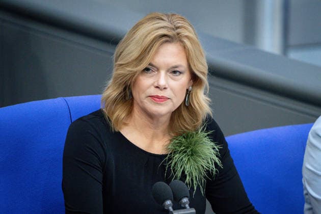German Bundestag, 80 plenary session Julia Kloeckner the president of the German Bundestag, Bundestag president in portrait with green plush brooch on the chair at the 80 session of the German Bundestag in Berlin, 21 05 2026 Berlin Berlin Germany